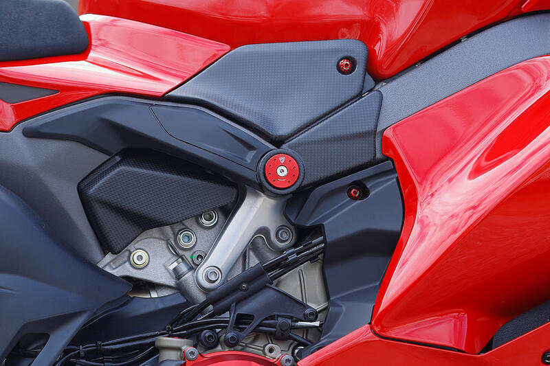 CNC RACING Cover Motore DX Ducati Panigale V4 (MY2025) – Carbonio Trama Plain, Finitura Opaca