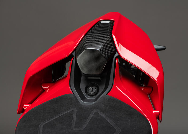 Lightech Cover Sellino Passeggero in Carbonio Opaco per Ducati V4/V4S 2025 -