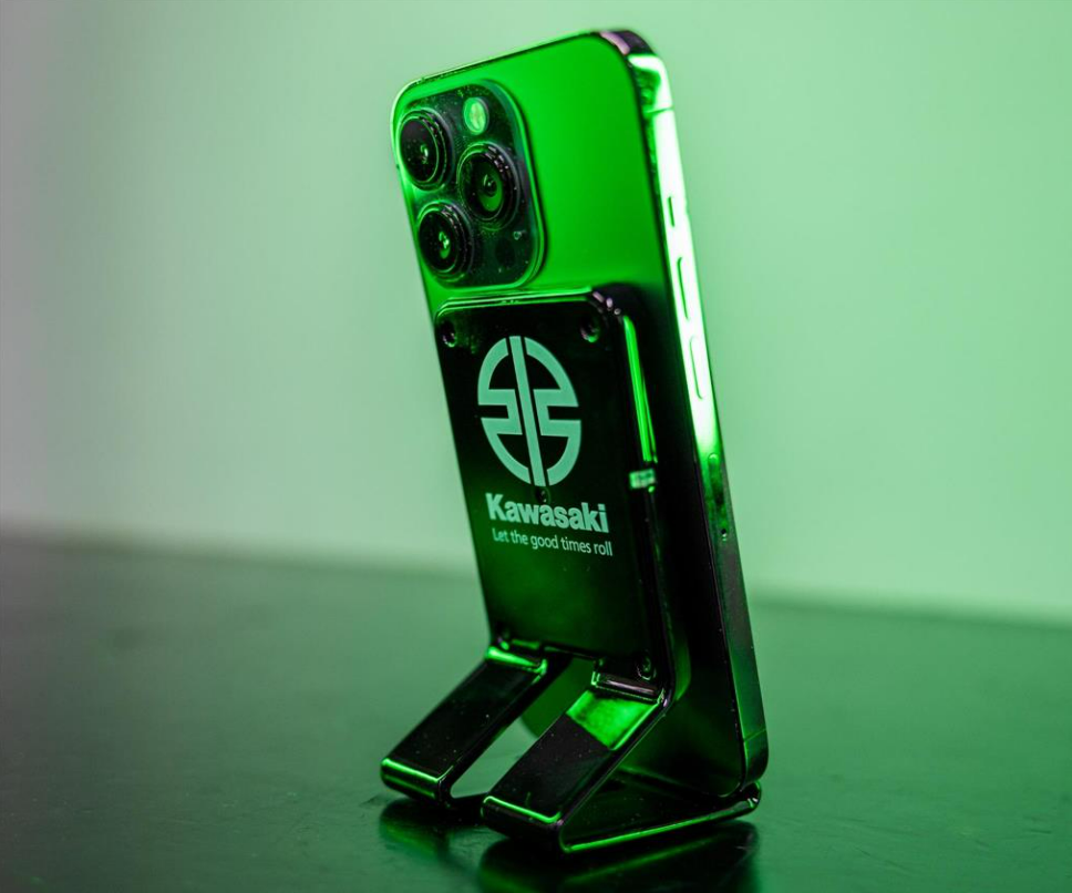 Supporto smartphone con ricarica wireless