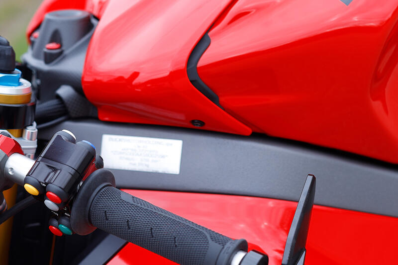 CNC RACING Kit viti cover batteria Ducati Panigale V4 MY2025