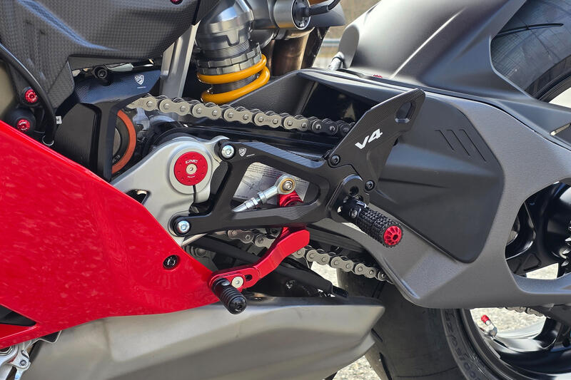 CNC RACING Pedane regolabili Ducati Panigale V4