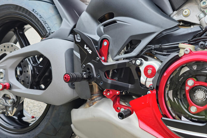 CNC RACING Pedane regolabili Ducati Panigale V4