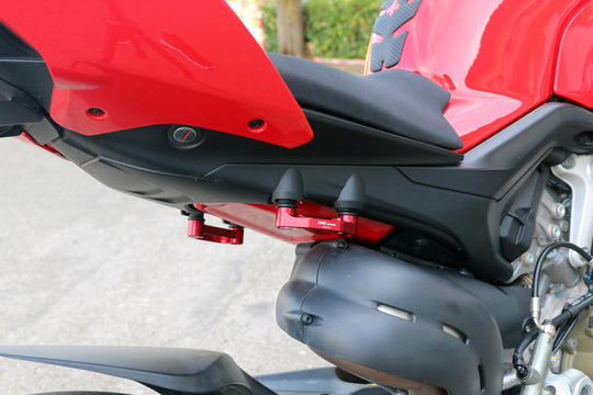 CNC RACING Piastre sostitutive pedane passeggero Ducati Panigale V4 / Streetfighter V4