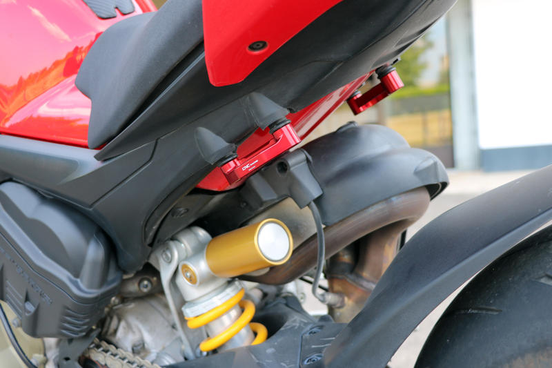 CNC RACING Piastre sostitutive pedane passeggero Ducati Panigale V4 / Streetfighter V4
