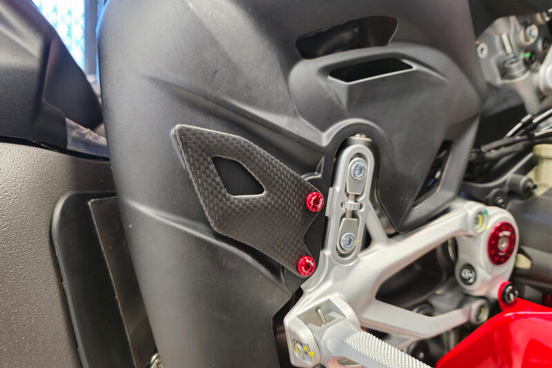 CNC RACING Paratacchi destro e sinistro per la Ducati Panigale V4 MY2025 realizzati in fibra di carbonio